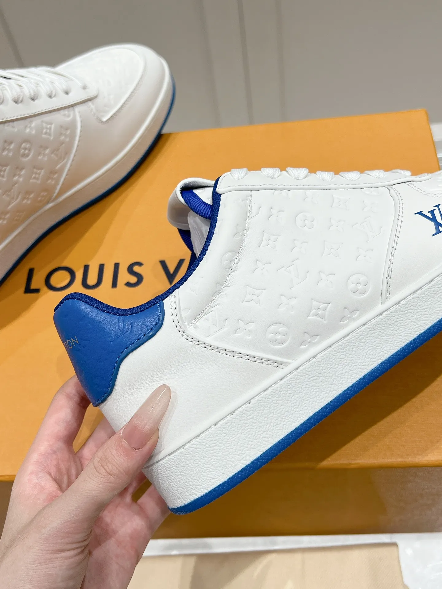 👟👟Ex-factory price 680👟👟 LV new style casual white shoes for men, simple and fashionable, light and comfortable, size: 39-44 (order 45)